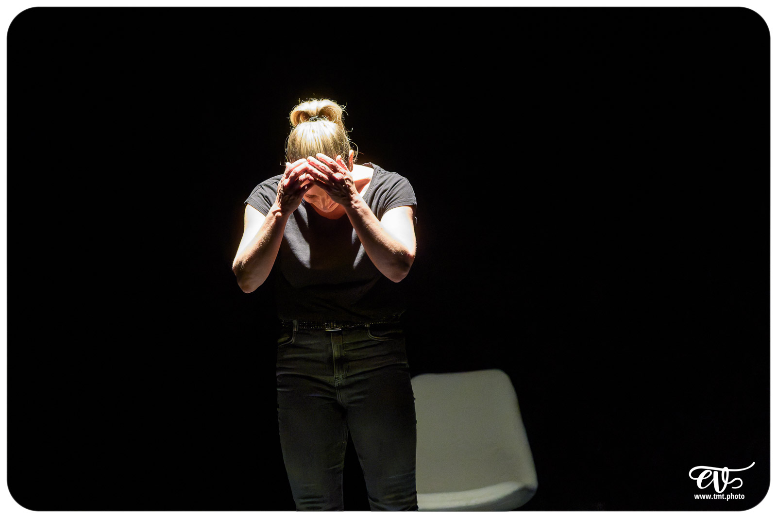 LES CHATOUILLES OU LA DANSE DE LA COLÈRE (ANDRÉA BESCOND)